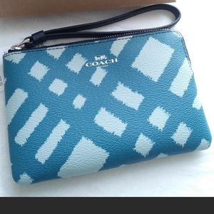 💙COACH Blue cross stitch wristlet 🙌🏼